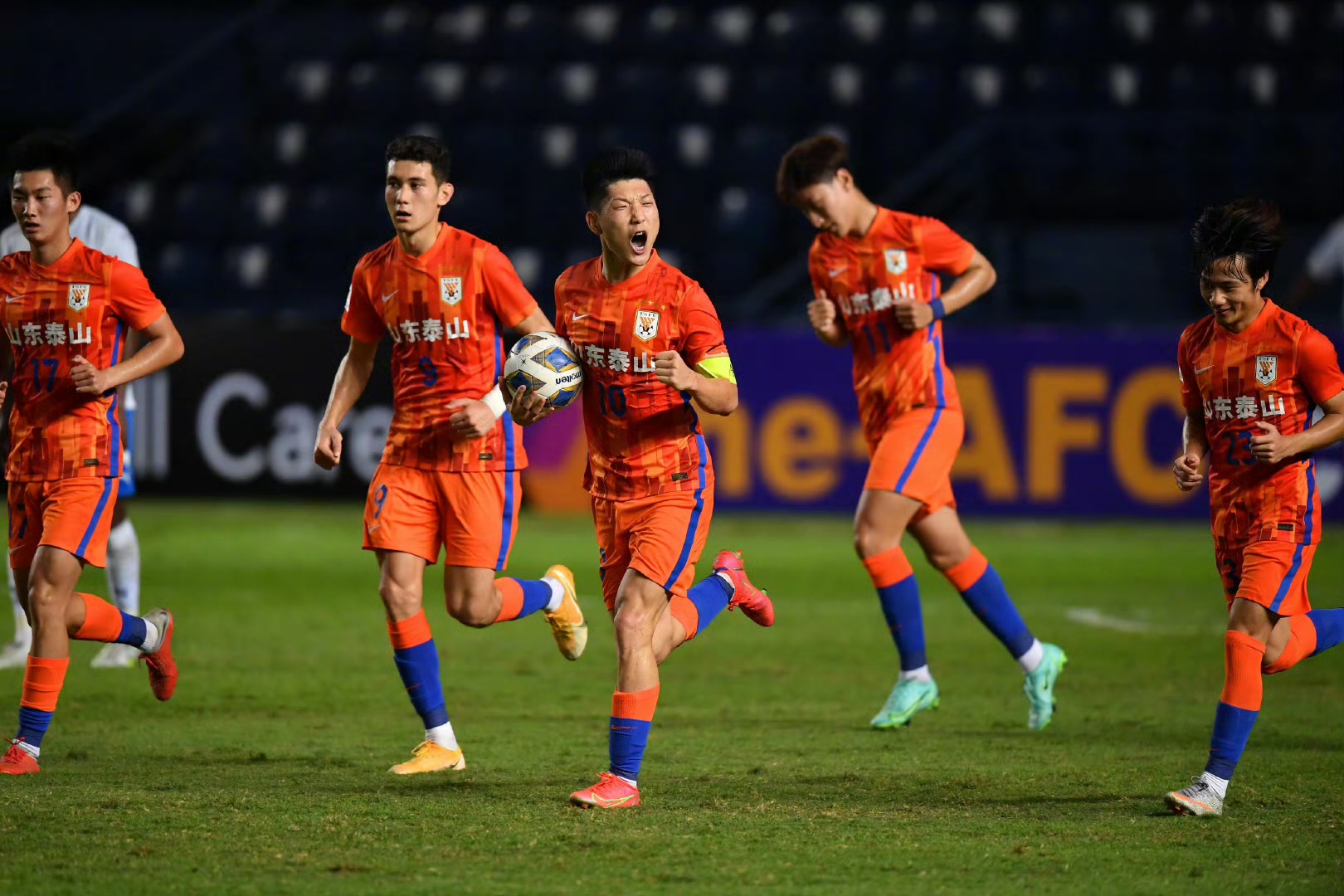 LOL联盟平台 -包含风云突变山东泰山转会期战术微调，亚冠版图或变，更衣室稳定，团队化学反应显著的词条