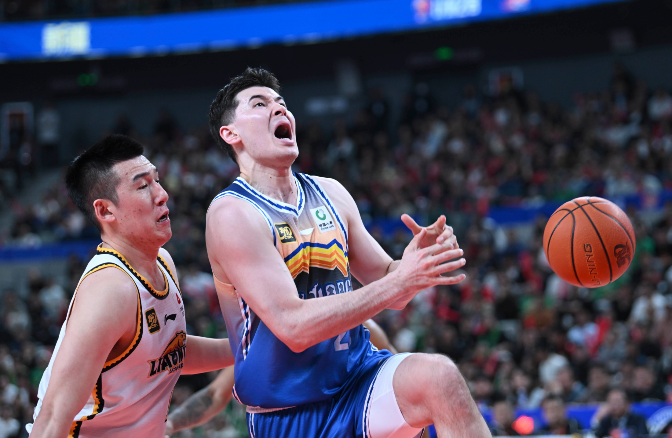 国王杯今夜走向成谜；山东男篮止住颓势；态度坚定；身体对抗强度拉满 